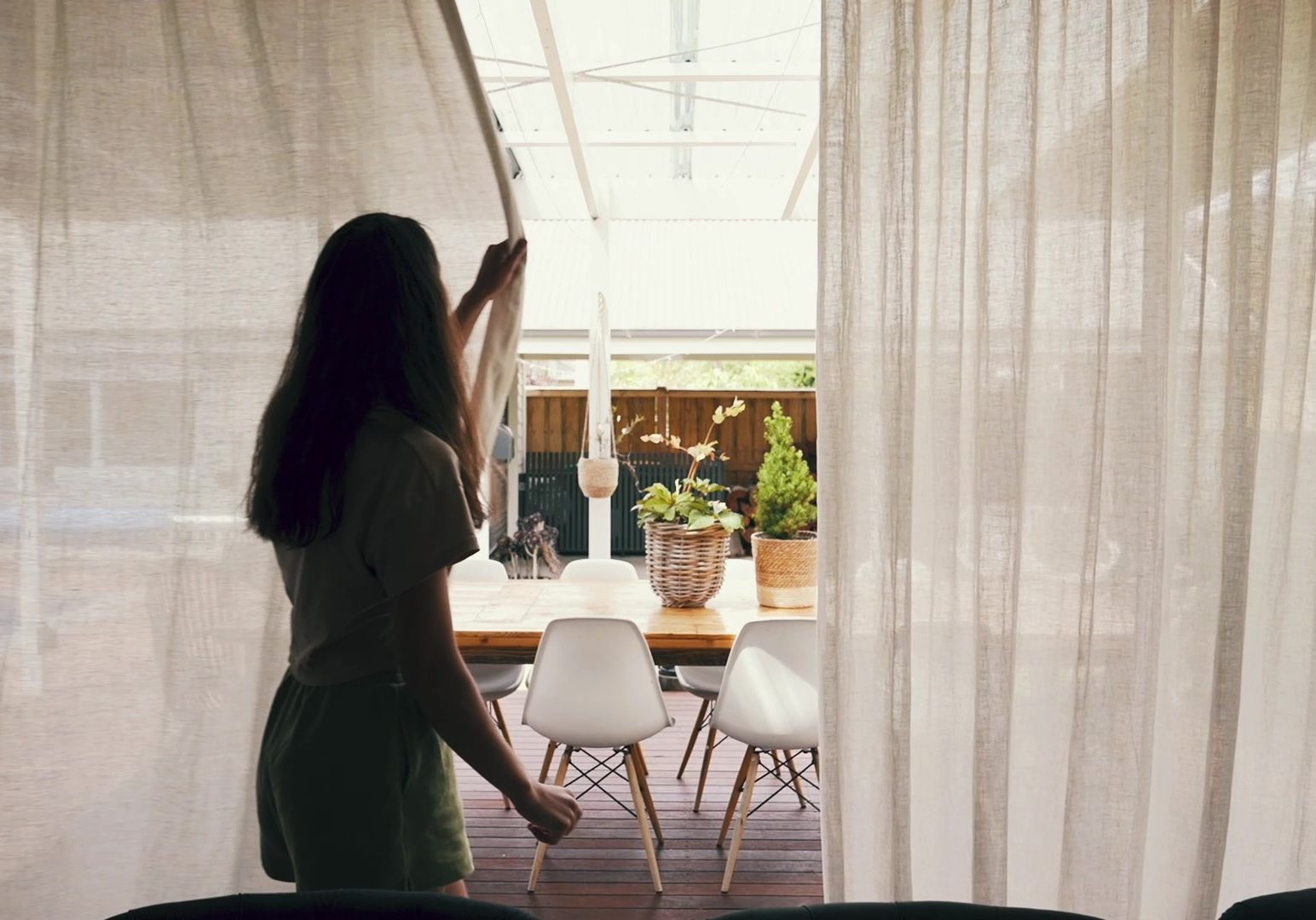 Curtains Frame At 0m9s