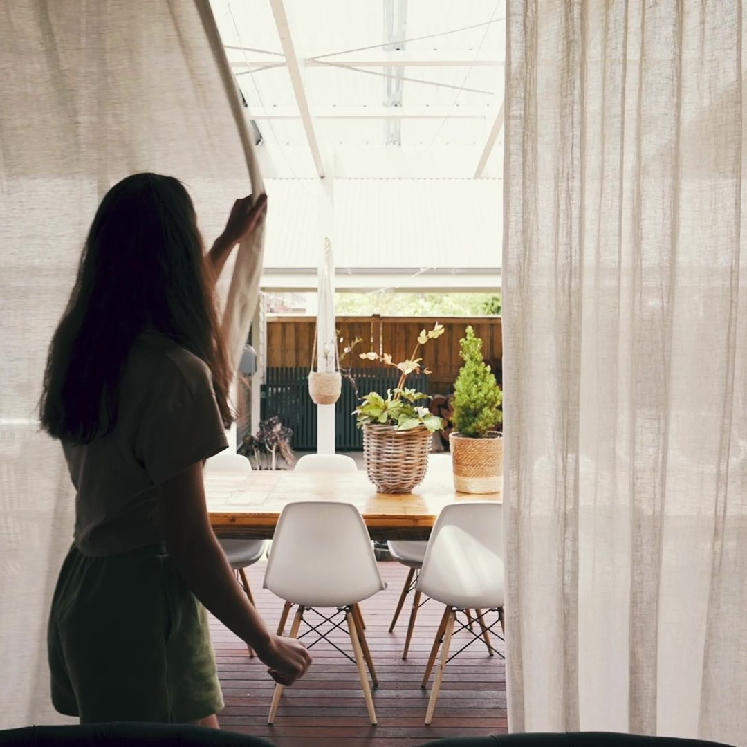 Curtains Frame At 0m9s
